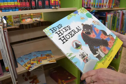 Ein niederländisches Kinderbuch in der Gocher Stadtbücherei (Foto: Torsten Matenaers)